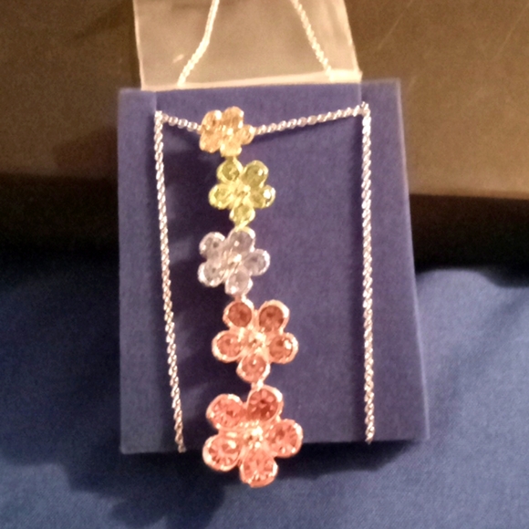 Jewelry - Multi color floral necklace